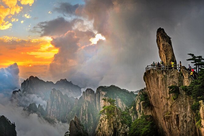 1-Day Mt. Huangshan Tour with Optional Hongcun & Xidi Village - White Goose Peak and the eastern sea of clouds
