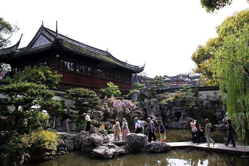 4-Hour Shanghai Best Garden and Temple Tour with Tea Tasting - Browsing Shanghai’s Old Town Bazaar