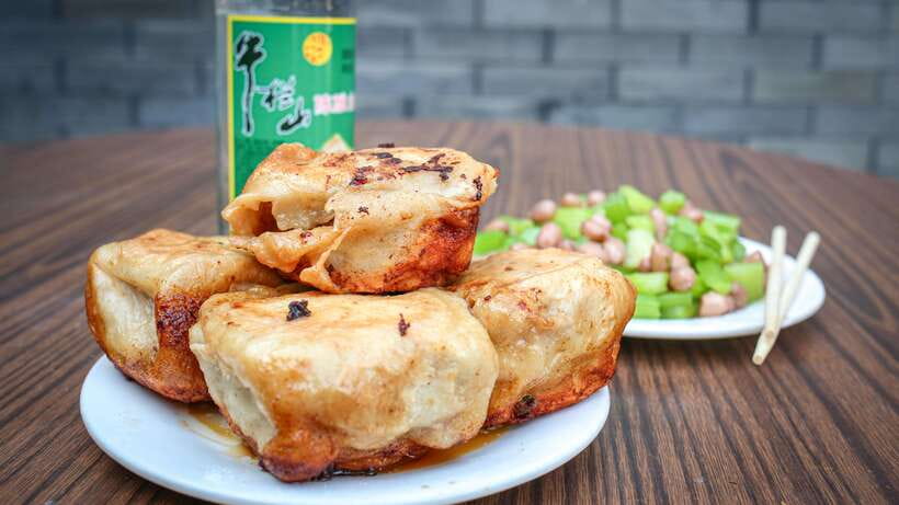 Beijing: Hidden Gems Guided Food Tour with Beer and Tastings - Meeting at Shichahai and entering the hutongs