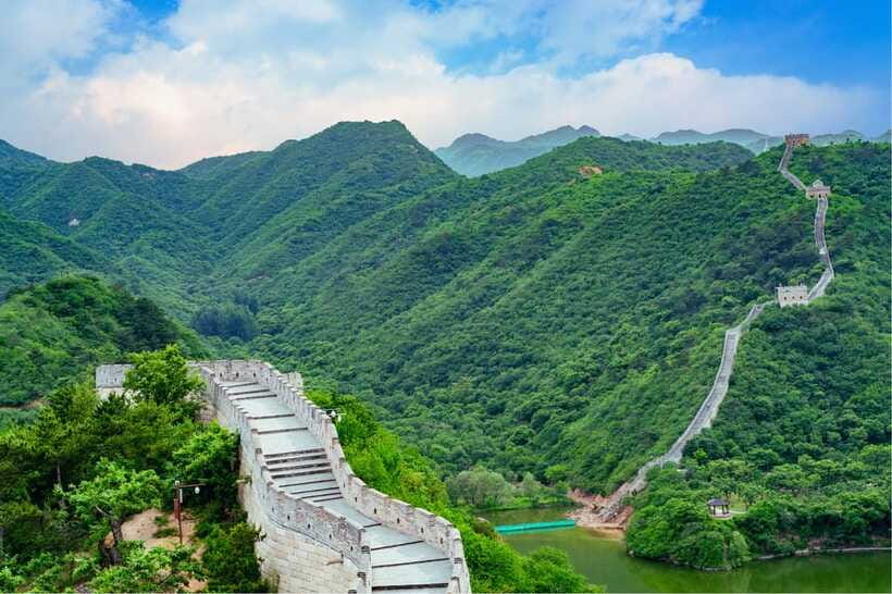 Beijing: Huanghuacheng Lakeside Great Wall Bus/Private Tour - Choosing between the bus and private tour