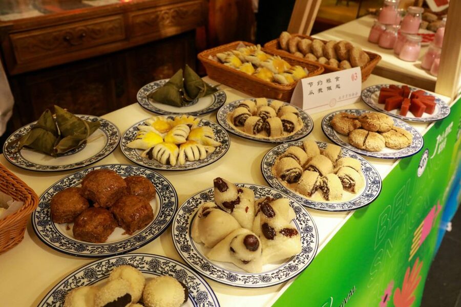 Beijing: Hutong Culinary Walking Tour with 15+ Tastings - Hot pot and the most flexible stop