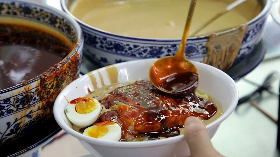 Beijing: Hutong Culinary Walking Tour with 15+ Tastings - The first bites: sesame cakes, ma hua, and jianbing