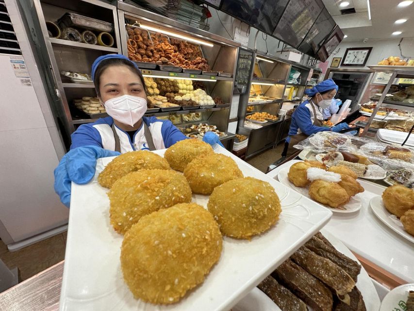 Beijing: Hutong Private Culinary Walking Tour - Meeting your guide and reaching the Hutong
