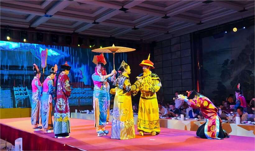 Beijing: Imperial Cuisine Experience & Cultural Performance - The palace-style dining room