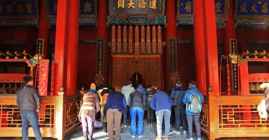 Beijing: Lama Temple, Confucius Temple and Guozijian Museum - Lama Temple and the Buddha carved from one log