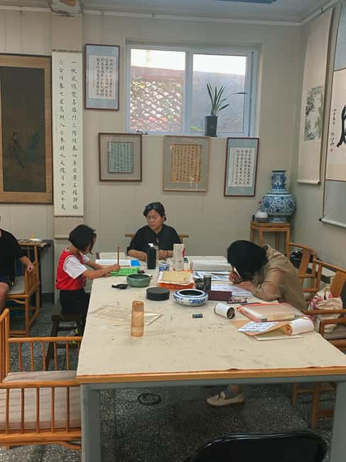 Beijing liulichang : Learn Calligraphy orCarving from Master - Why the handmade souvenir matters