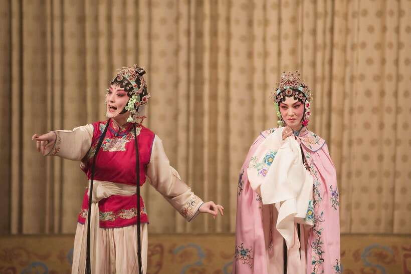 Beijing: Must-See Peking Opera at Liyuan Theatre Ticket - Watching makeup and costume preparation