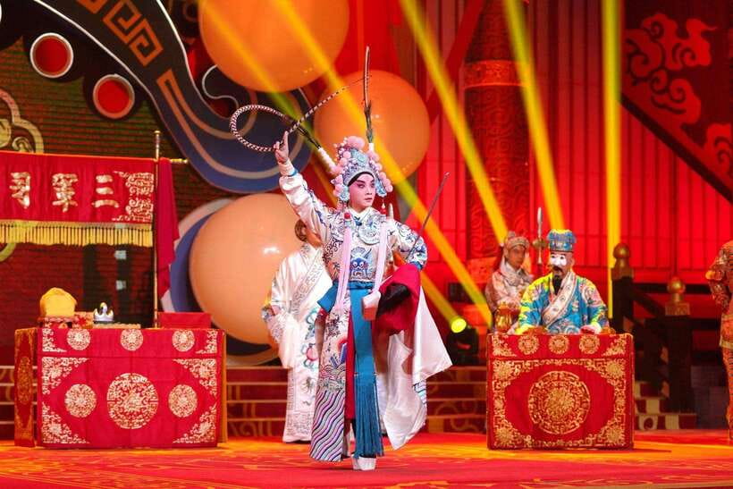 Beijing: Must-See Peking Opera at Liyuan Theatre Ticket - Entering a theater with a long tourist history