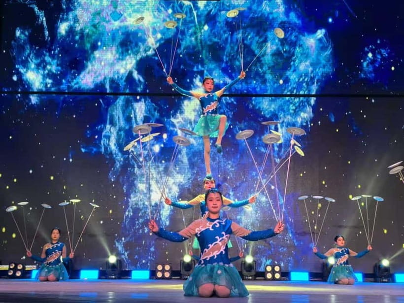 Beijing: Qinle Palace Acrobatics Show Ticket - The opening acts: diabolo, plates, hoops, and balance