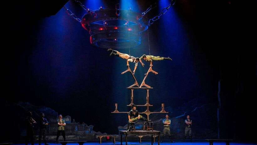 Beijing: Red Theatre Acrobatics Show Ticket-Local Must-See - Turntables and ball skills