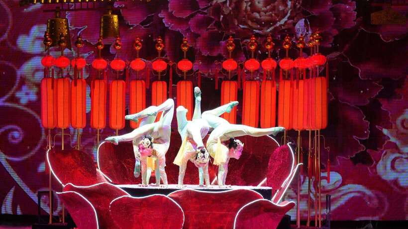 Beijing: Red Theatre Acrobatics Show Ticket-Local Must-See - The high-chair act and jiu-jitsu