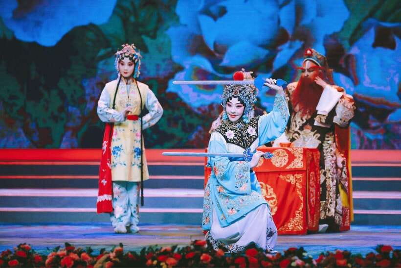 Beijing: Traditional Cultural Show Peking Opera Tickets - The makeup and costume preparation