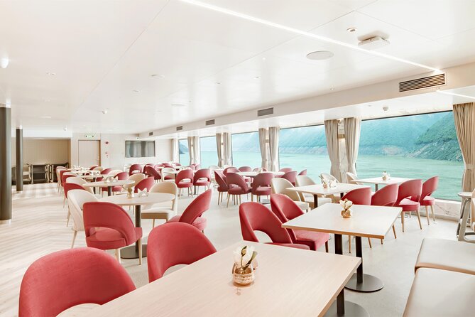 Century Cruises Chongqing to Yichang Yangzte River Tour - Meals, cabins, WiFi, and the daily rhythm