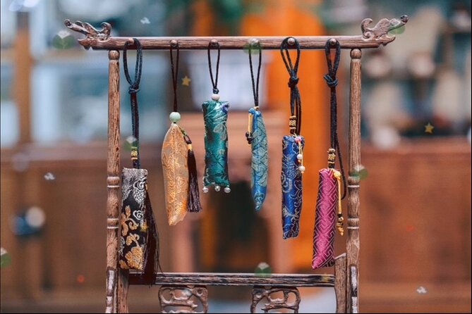 Chengdu-Create your OWN Cultural souvenir-With TEA and Snacks - Gaiwan tea and Sichuan snacks during the work