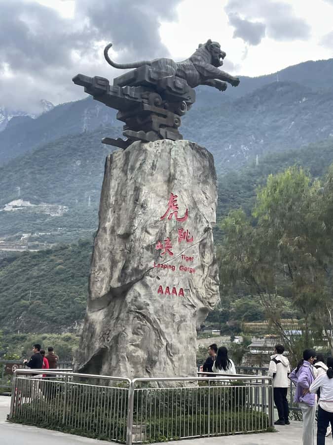 China Shangri-La Tiger Leaping Gorge : A Canyon Adventure - The drive from Shangri-La to the First Bend