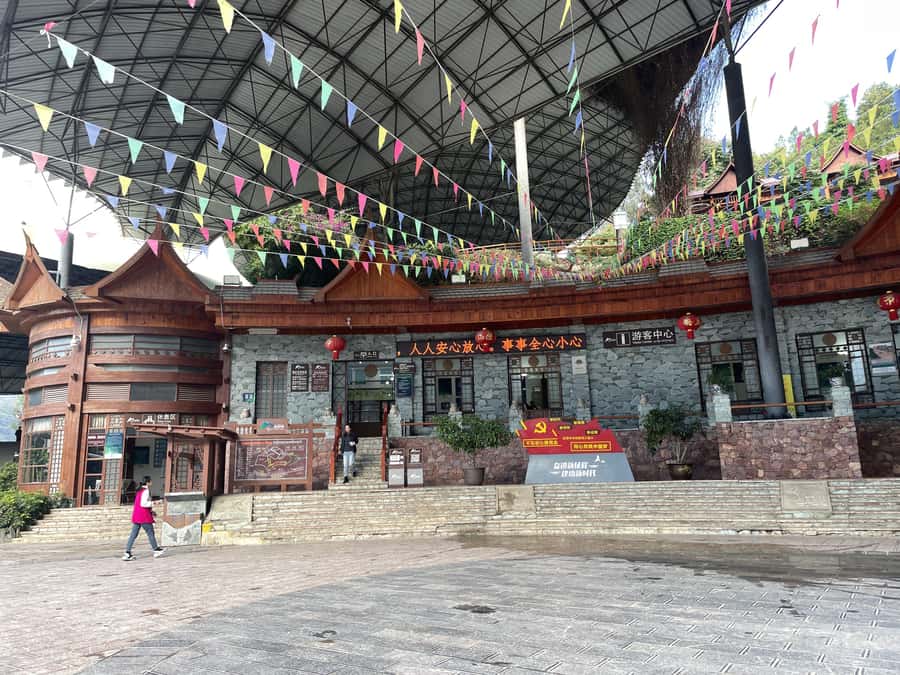 China Shangri-La Tiger Leaping Gorge : A Canyon Adventure - The electric escalator and what it means