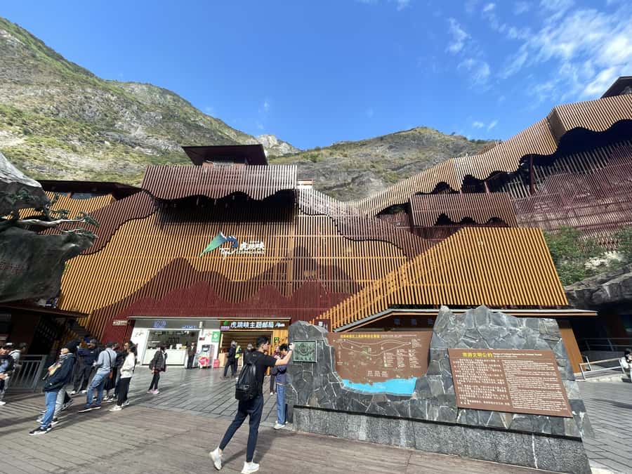China Shangri-La Tiger Leaping Gorge : A Canyon Adventure - A simple lunch in Qiaotou