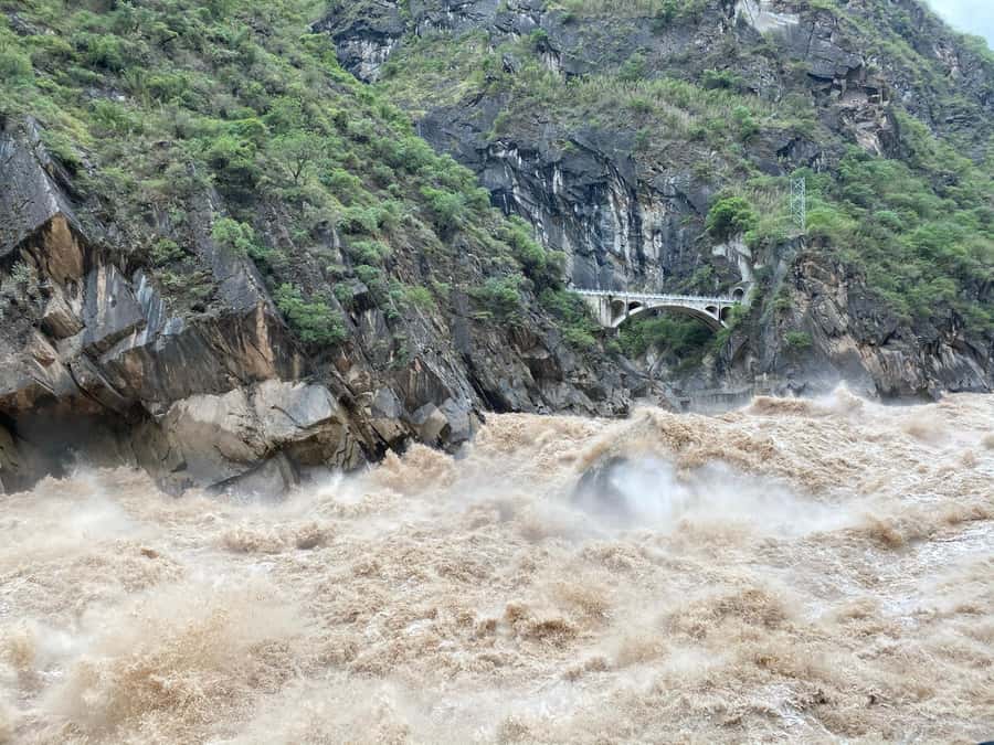 China Shangri-La Tiger Leaping Gorge : A Canyon Adventure - Drivers, group size, and communication