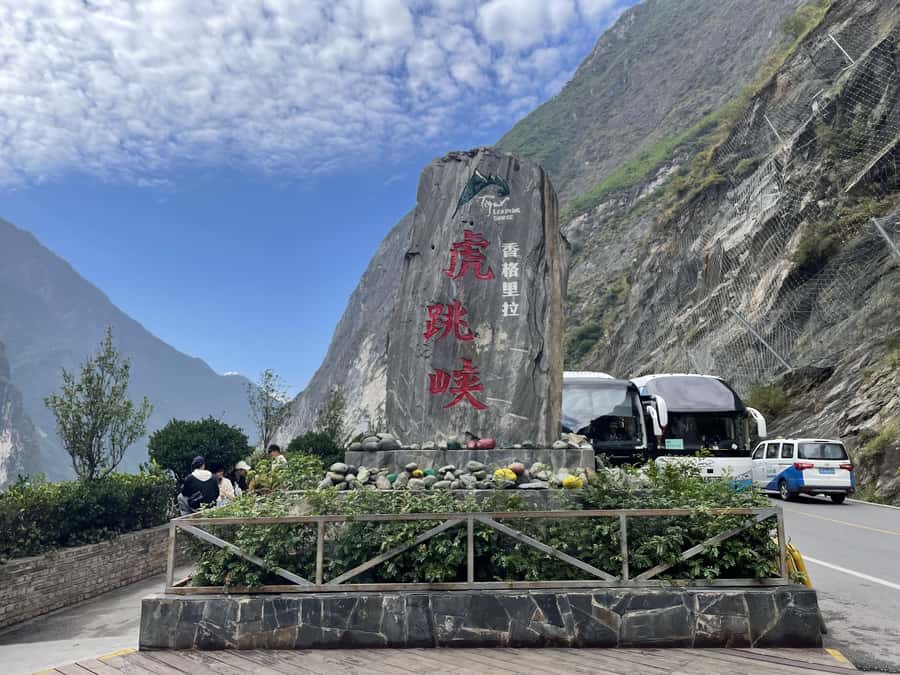 China Shangri-La Tiger Leaping Gorge : A Canyon Adventure - Walking beside the Jinsha River