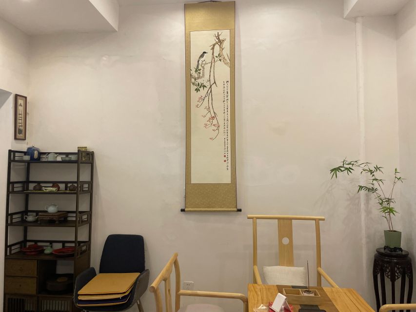 Chinese Tea ceremony in Beijing Hutong courtyard - Choosing your tea: green, black, oolong, or Pu’er
