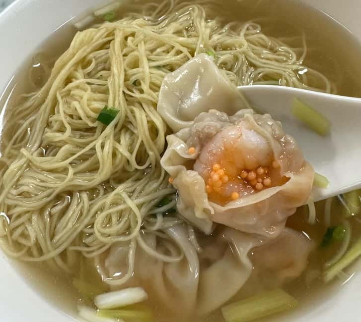 Guangzhou: Food Tour - Eat Like Local + Rice Roll Workshop - Claypot rice in an alley setting