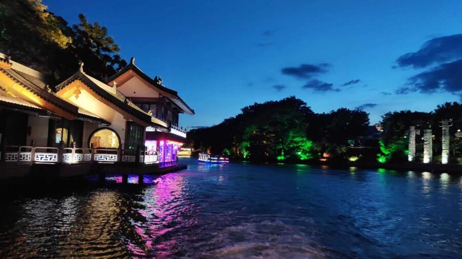 Guilin: Four Lakes Night Cruise with Round-trip Transfer - What the English-speaking driver does, and does not do