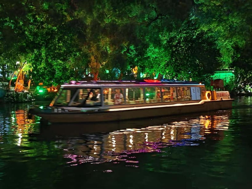 Guilin: Night Cruise on Two Rivers & Four Lakes with Lights - What happens aboard the boat