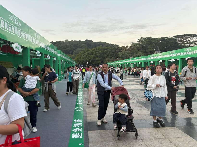 Historia and Entertain Tour of the Youngest City of China - Futian, Citizen Plaza, and the modern city center