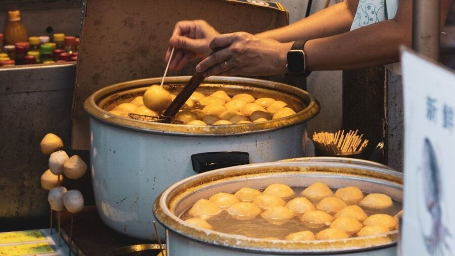 Hong Kong: Dolphin Cruise, Big Buddha & Lantau Island Tour - Walking through Tai O’s fishing village