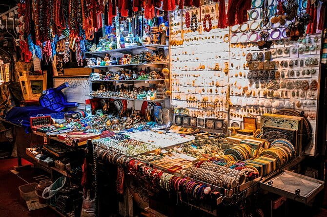 Hong Kong: Kowloon Street Market & Food Culture Walking Tour - Kiu Ming Mansion and the long journey of Hong Kong fruit