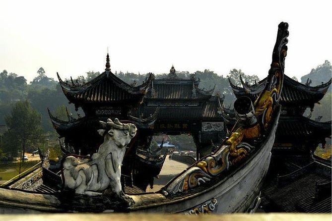 Leshan Giant Buddha and Huanglongxi Ancient Town Day Trip - Lunch and the road to Huanglongxi