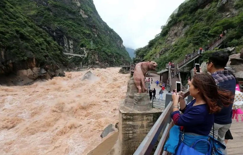 Lijiang to Shangri-La HuXiang Road Private Scenic Tour - Tiger Leaping Gorge: a powerful first stop