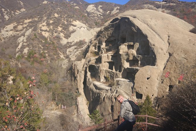 Longqingxia Gorge Cruise and Guyaju Cave Dwellings Private Day Tour - Drifting through Longqing Gorge by boat