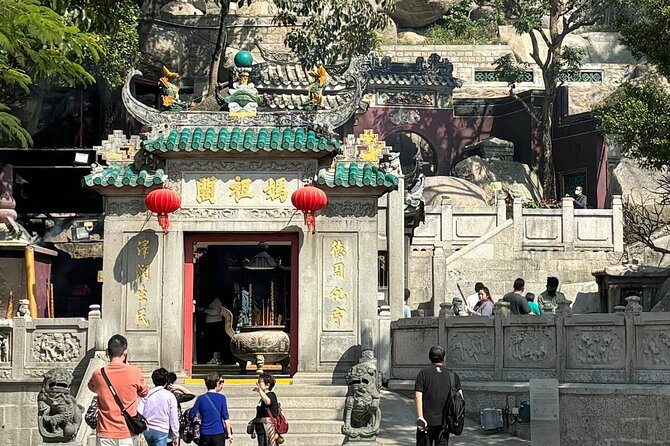 Macau Highlights & Culture Day Trip from Hong Kong with Pickup - How the guide service affects the day