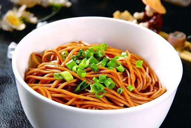 Private Shanghai Evening Street Food Walking and Cruise Tour - What the private format changes