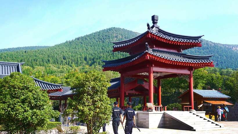Private Tour: Longmen Grottoes, Shaolin Temple & Kungfu Show - Is $158 per person good value?