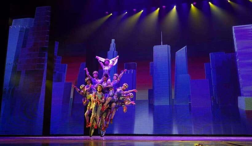 Red Theatre Beijing Acrobatic Show Tickets - The performance: traditional skill with modern stage energy