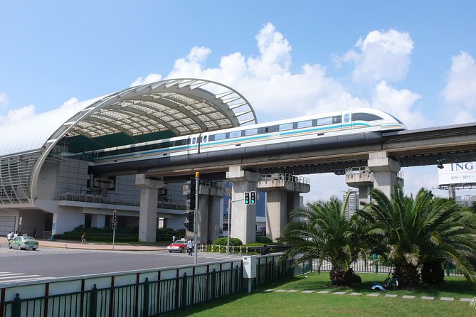 Round-trip Transfer by High-Speed Maglev Train: Shanghai Pudong International Airport - Handling luggage on and off the train
