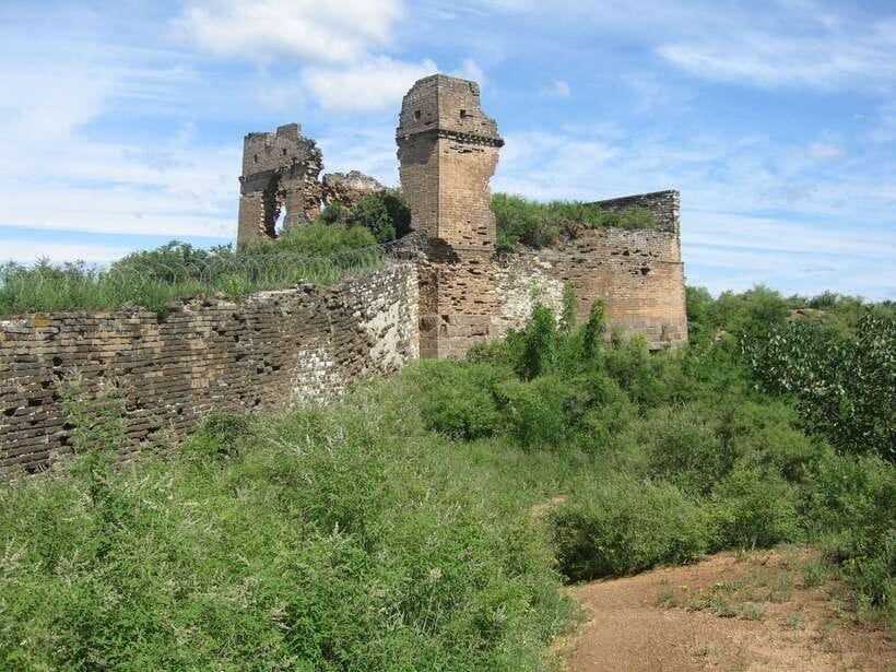 Self-guided challenging hiking from Jinshanling to Gubeikou - Coiling Dragon Hill and the wild Wall