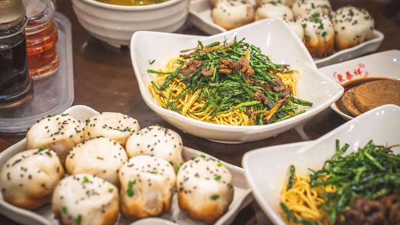 Shanghai: Evening Walking Food Tour - Why this food walk works in Shanghai