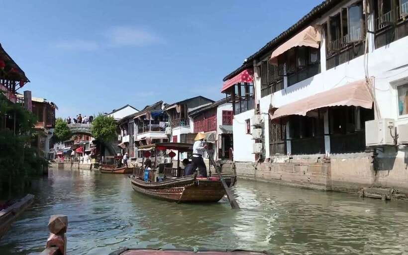 Shanghai: Private Shanghai & Zhujiajiao Tour with Lunch - The guides are a major part of the value