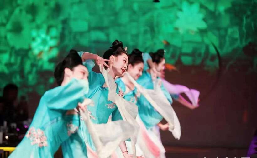 Shanghai: Royal Banquet with Chinese Cultural Performance - Entering the Royal Banquet Hall