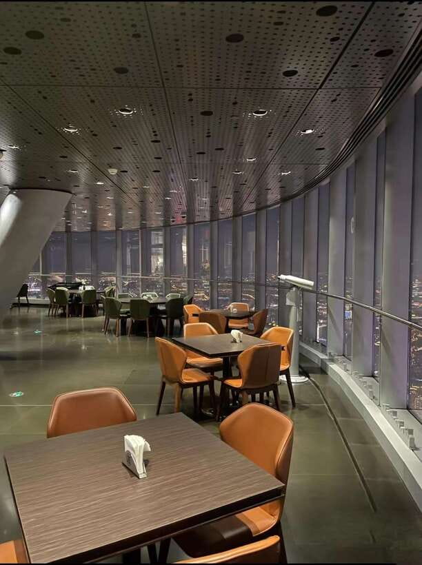 Shanghai Tower: Lunch or Dinner on the 119th Floor - Who will enjoy this most?