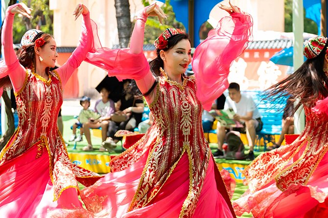 Shenzhen Day Tour from Hong Kong: Classic & Modern with Pickup - China Folk Culture Village and Its Big Visual Displays