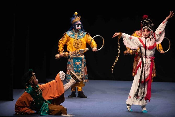 Sichuan Opera with face-changing at Sichuan opera theater - Why face-changing gets the spotlight