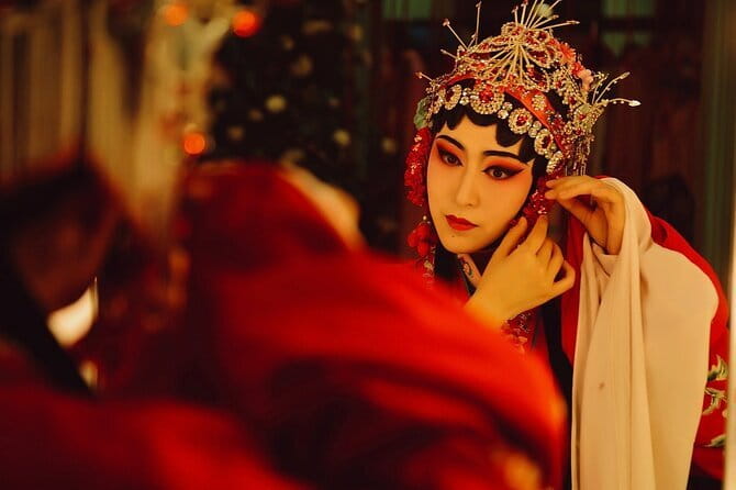 Sichuan Opera with face-changing at Sichuan opera theater - What happens on stage