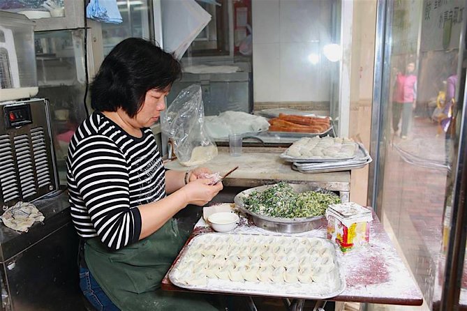 Small Group Kowloon Michelin Rated Street Food and Culture Tour - Who should book this experience?
