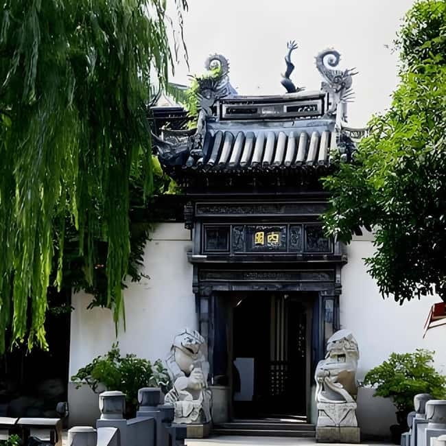 Yu Garden, Old Street, Bund & Zhujiajiao Water Town Bus Tour - Returning to Shanghai and seeing the Bund