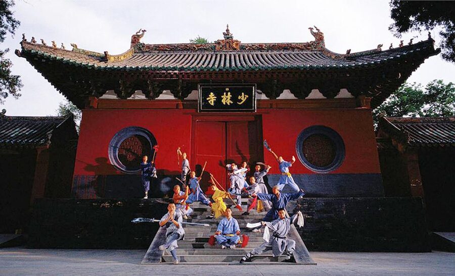 Zhengzhou: Private Tour to Shaolin Temple & Longmen Grottoes - Lunch and the road to Luoyang